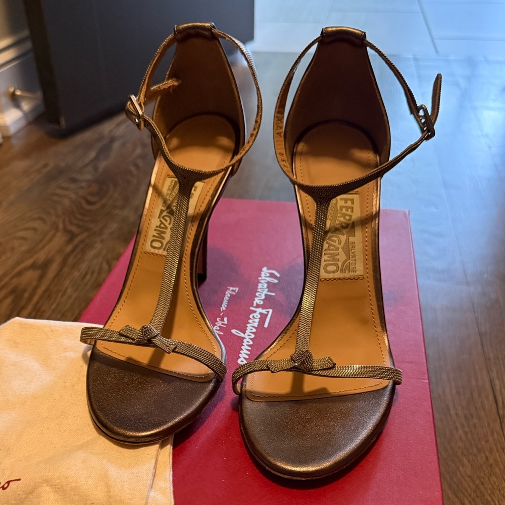 Salvatore Ferragamo Bilissize 6.5 
+ original box, dust bag